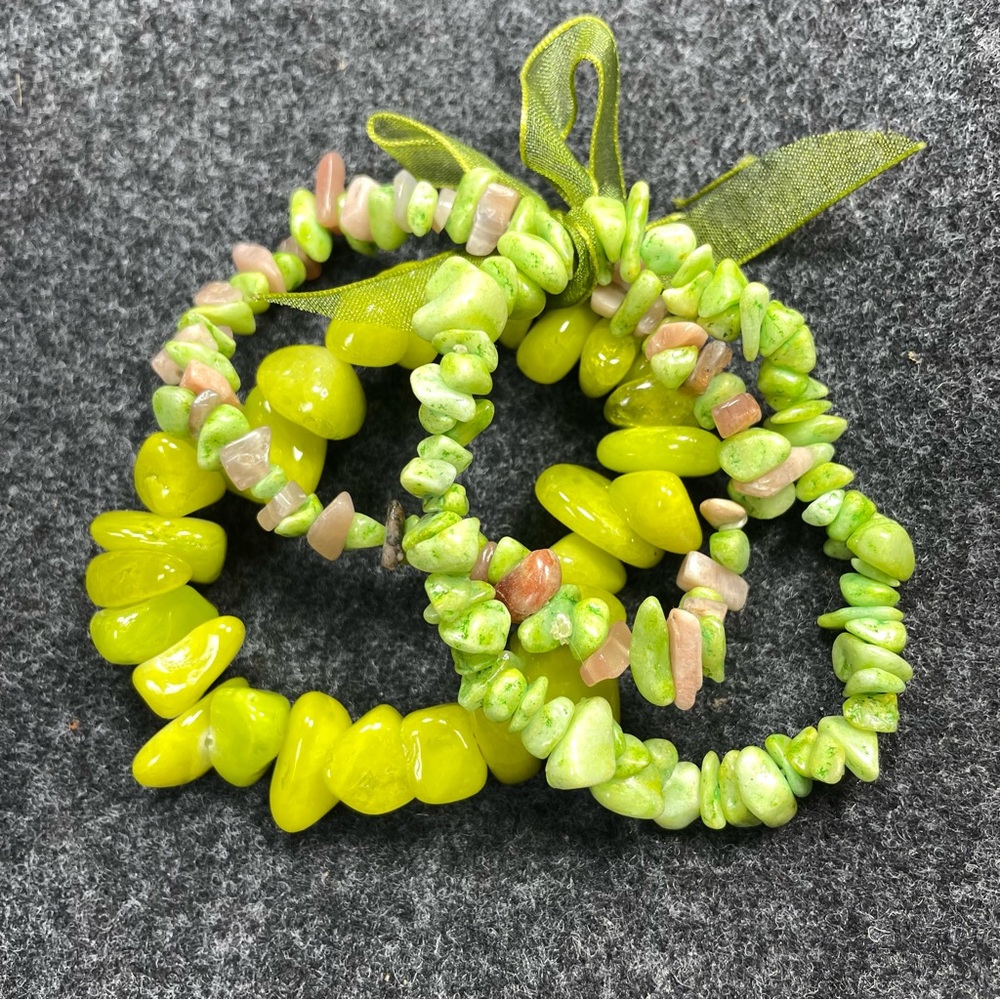NWT green Irregular Gravel beads bracelet - Picture 2 of 3